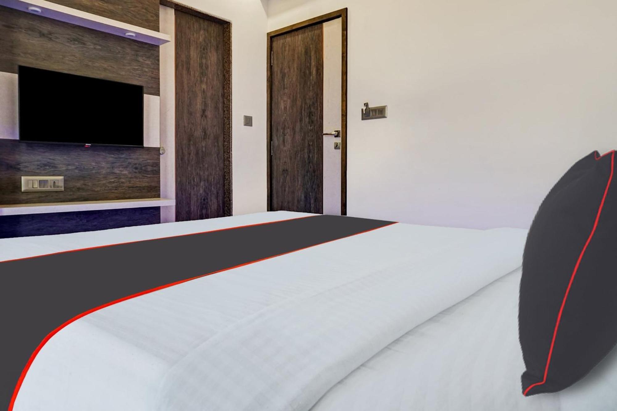 Super Townhouse Poona Royal Otel Pimpri-Chinchwad Dış mekan fotoğraf